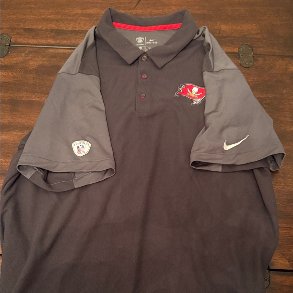 Nike Men's Tampa Bay Buccaneers Black and Gray Polo Shirt